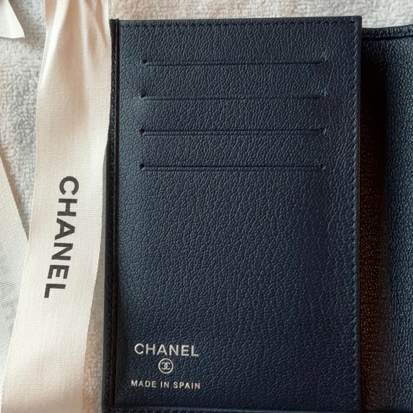 ๐๐น๐ CHANEL PASSPORT COVER ๐๐น๐ NWT ๐๐น๐ - Picture 11 of 16
